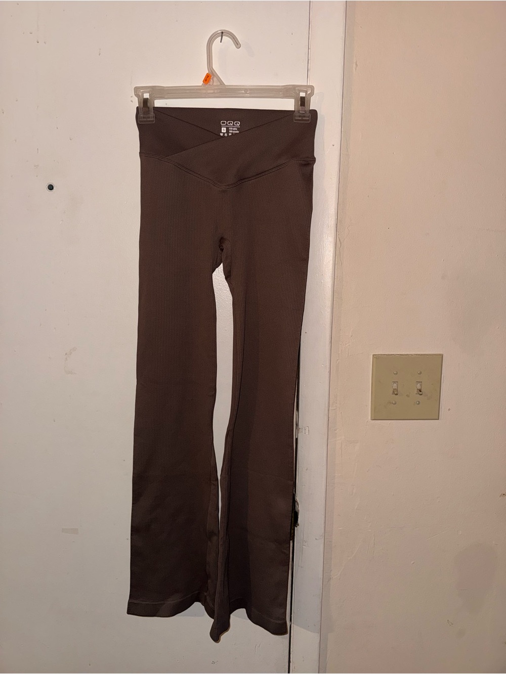 V-Waist Ribbed Flare Leggings in Brown